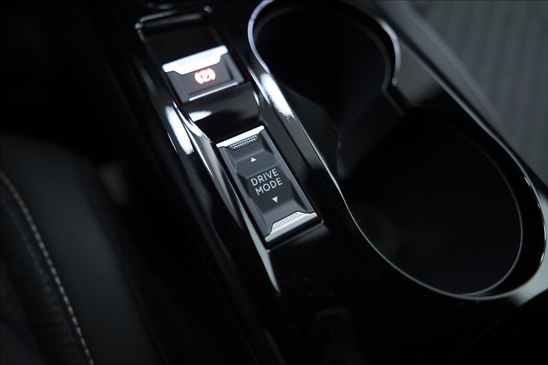 Peugeot 2008 1,2 HYBRID AT KAMERA 360° ČR - fotka 22 z 43