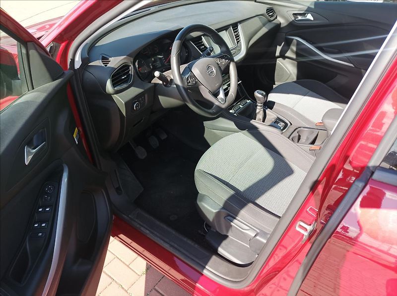 Opel Grandland X 1,2 Turbo - fotka 13 z 23