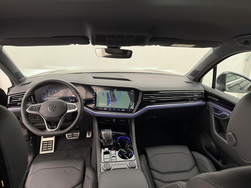 Volkswagen Touareg 3.0Tdi*1-MAJ*DPH*HUD*R-LINE* - fotka 22 z 45