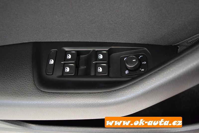 Volkswagen Passat 2.0 TDI BUSINESS DSG 97 000 KM - fotka 36 z 51