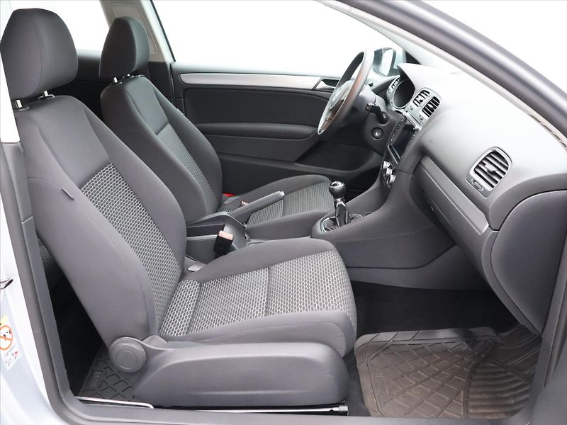 Volkswagen Golf 1,4 16V 59kW Klima Trendline - fotka 12 z 27