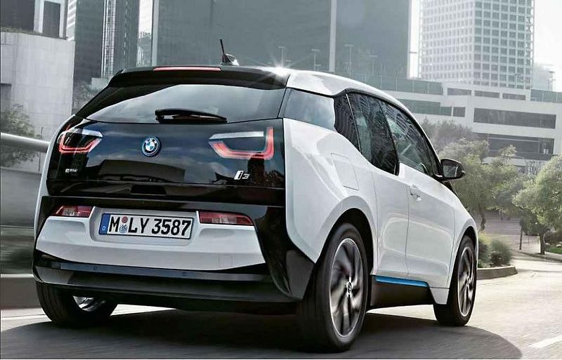 Nissan Leaf patří k menším autům, přesto stojí téměř tři čtvrtě milionu korun