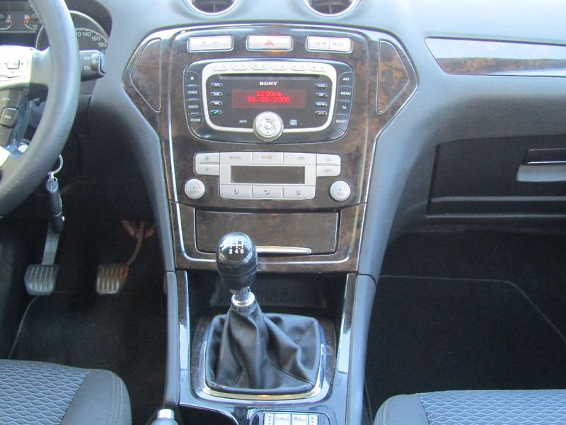Ford Mondeo (2008) 2.0 TDCi GHIA 1.MAJITEL - fotka 17 z 43