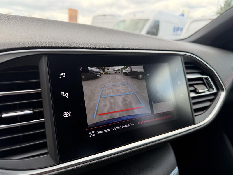 Peugeot 308 (2019) SW GT LINE 1.2 130k EAT8 - fotka 32 z 38