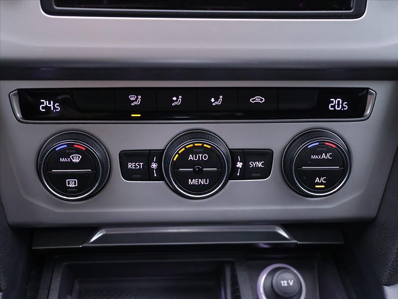 Volkswagen Passat 2,0 TDI 110kW DSG Comfort Navi - fotka 22 z 31