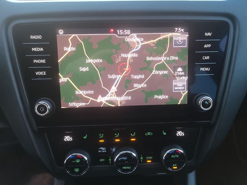 Škoda Octavia 2,0TDI DSG 110kW ACC STYLEPLUS - fotka 53 z 87