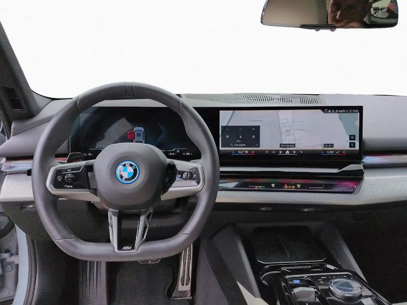 BMW i5 xDrive40 M-Sport B&W Pano Taž - fotka 8 z 9