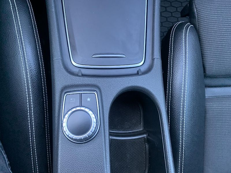 Mercedes-Benz GLA (2019) 220d 4 Matic, ser.knížka - fotka 23 z 30
