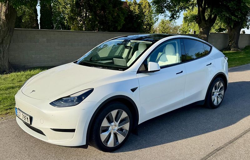 Tesla Model Y (2023) - fotka 2 z 12