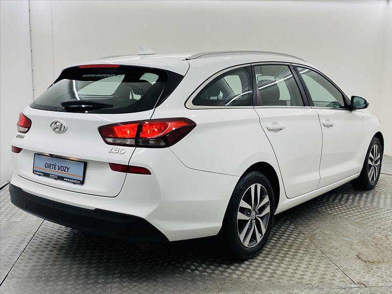 Hyundai i30 1,6 CRDi 81 kW Navi - fotka 2 z 24