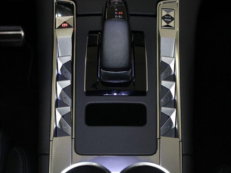 DS Automobiles DS7 Crossback 1,6 PHEV 300k.4x4 Rivoli PANO. - fotka 18 z 29