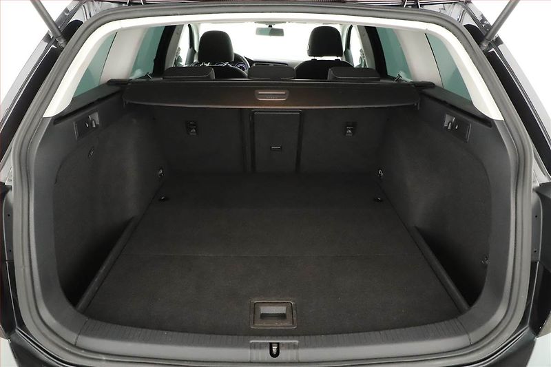 Volkswagen Golf (2016) 2.0 TDI, Xenony, Tempomat - fotka 10 z 18