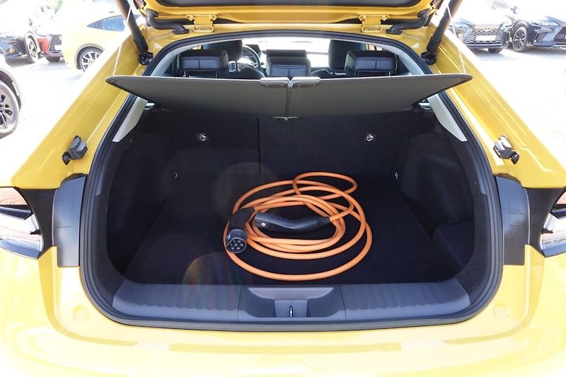 Toyota Prius 2.0 PHEV Executive sada komple - fotka 16 z 35