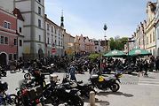 Třeboňské Masarykovo náměstí bylo motorkami doslova našlapané. Stovkám strojů požehnal tamní kaplan Jiří Kalaš.