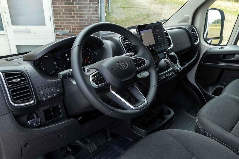 Také novou Toyotu Proace jsem mohl prověřit při jízdách v okolí Haagu