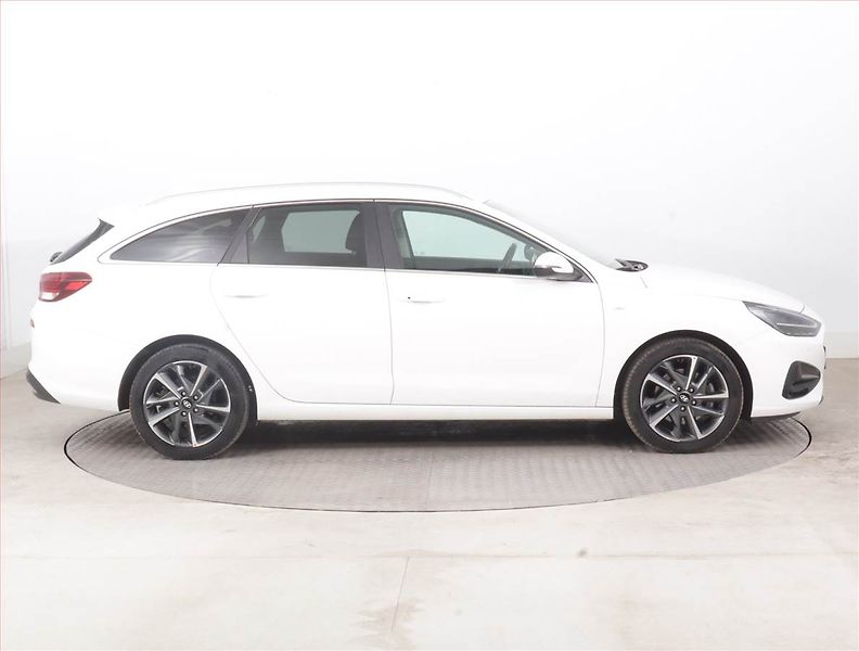Hyundai i30 (2023) Style 1.5 T-GDI MHEV, ČR,1.maj - fotka 6 z 16