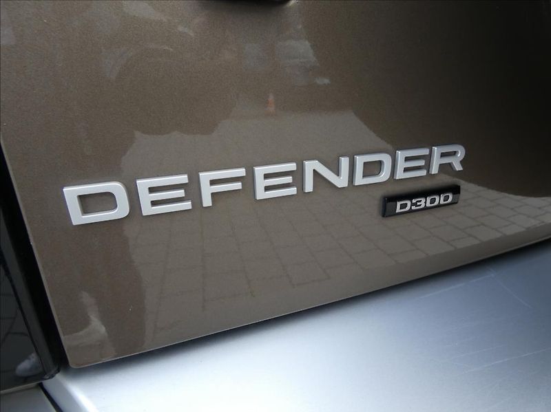 Land Rover Defender 3,0 D300 110 SE,1.maj,ČR,DPH - fotka 34 z 35