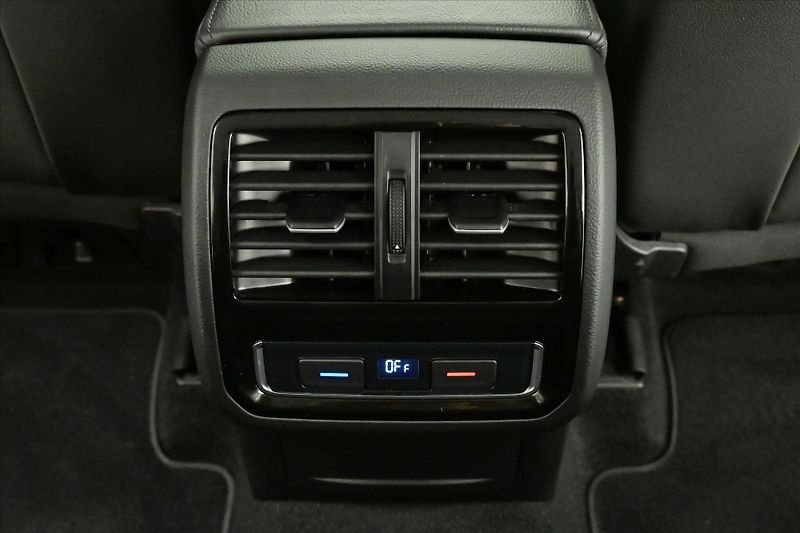 Volkswagen Passat 2,0 TDI 140 kW DSG ELEGANCE Zá - fotka 23 z 32