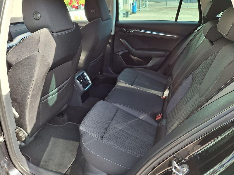 Škoda Octavia (2023) 1.0 E-TSI Business Plus ZÁRUKA - fotka 31 z 38