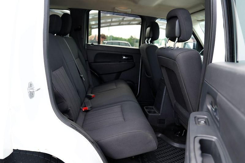 Jeep Cherokee 2.8 CRD L/automat/tažné/klima/ - fotka 27 z 37
