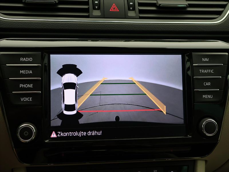 Škoda Superb 2,0 TDI 140kW DSG L&K Xenon - fotka 24 z 36