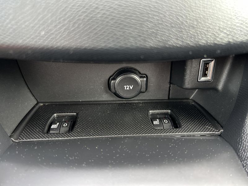 Peugeot 308 1.6HDi NAVI KLIMA TAŽNÉ ALU - fotka 24 z 45