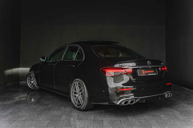 Mercedes-Benz Třídy E (2022) 53-AMG-4M-PANO-DIS-360-GTsport - fotka 4 z 17
