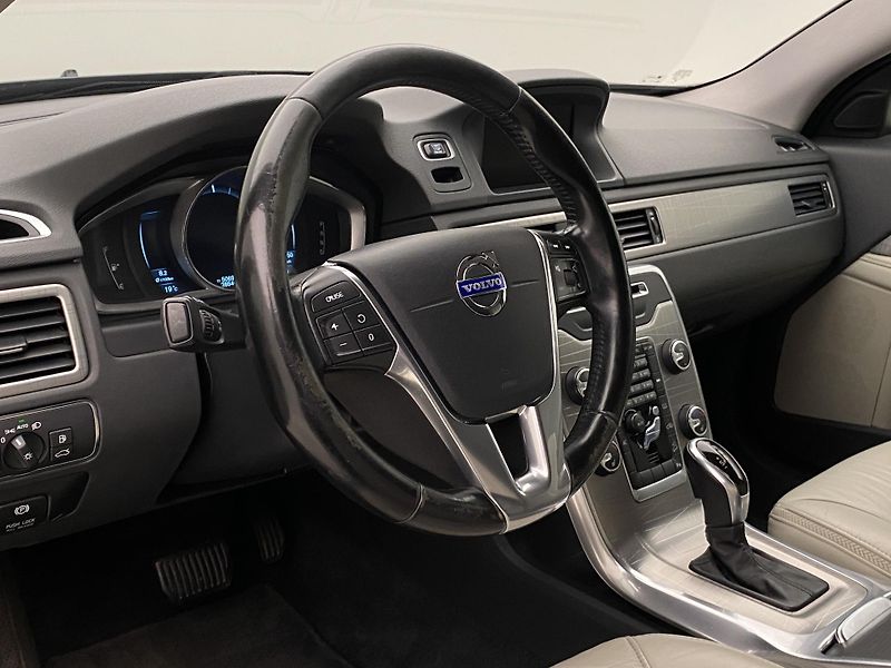 Volvo XC70 D5 AWD MOMENTUM CZ AUT - fotka 28 z 47