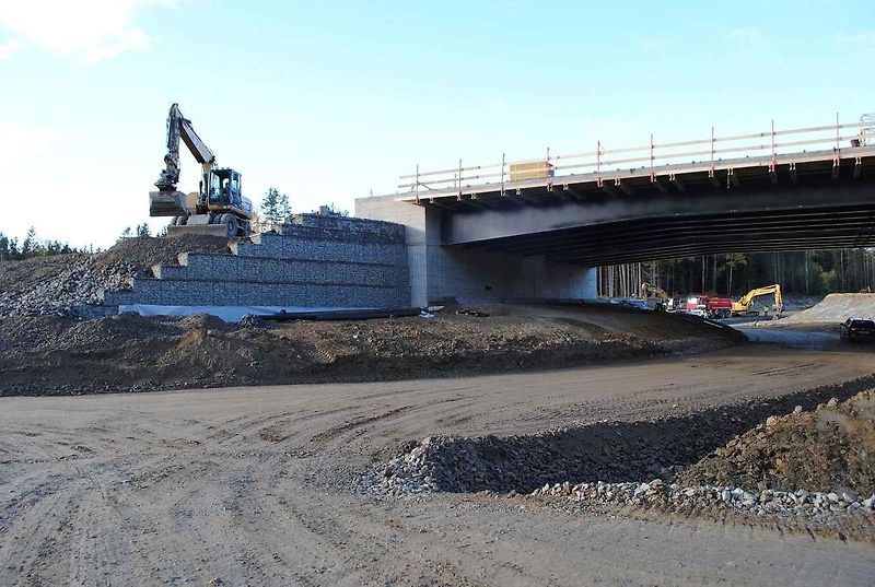 Stavba D3 mezi Třebonínem a Kaplicí-nádraží na podzim 2023 z ptačí perspektivy.