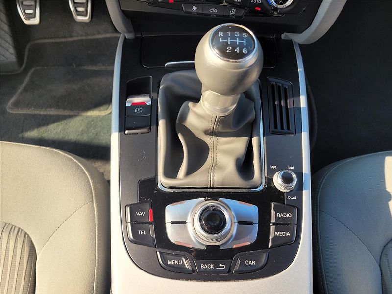 Audi A4 2,0 TDI,S-line,navi,výhřev,xen - fotka 29 z 41