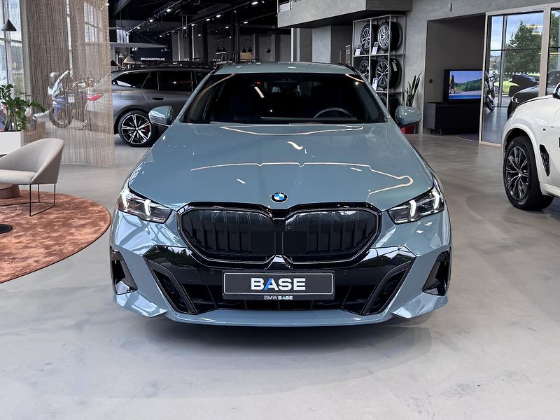 BMW Řada 5 520d xDrive Touring M-Sport - fotka 2 z 29