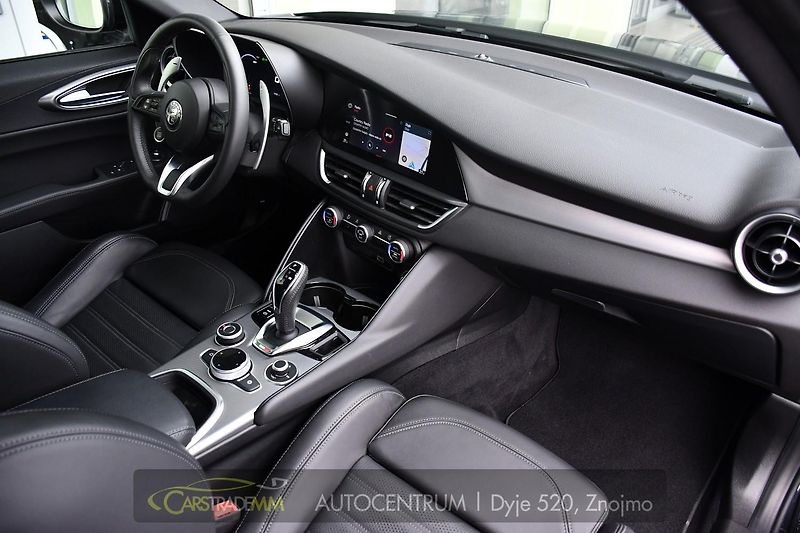 Alfa Romeo Giulia 2.0T 16V 206kW VELOCE AT8 Q4 - fotka 15 z 53