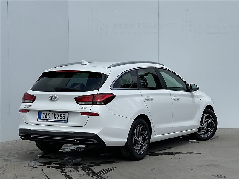 Hyundai i30 1,5 T-GDI AT7 Combi Smart PDC - fotka 3 z 19