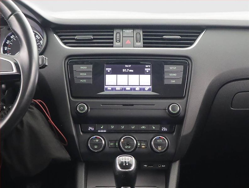 Škoda Octavia (2014) Elegance 1.6 TDI, Tempomat - fotka 12 z 17