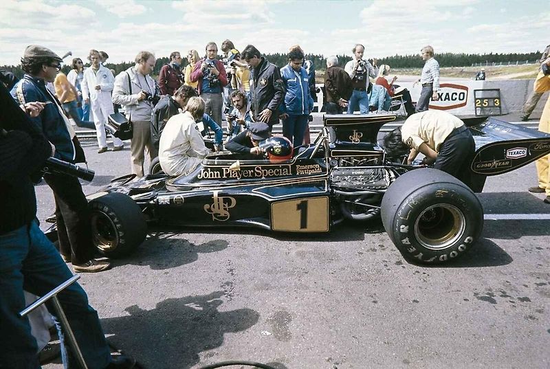 Emerson Fittipaldi v kokpitu Lotusu 72 s šéfem týmu Coline Chapmanem.