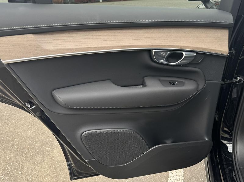Volvo XC90 B5 AWD PLUS 360/ 7.m* / +kola  - fotka 20 z 49