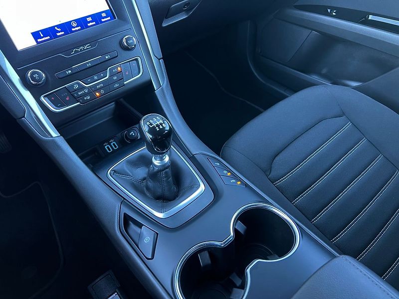 Ford Mondeo (2021) 2.0 TDCi-TAŽNÉ-VYHŘEV.S - fotka 35 z 48