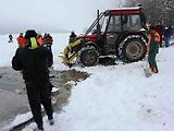 Hasiči vyprošťovali osobní automobil Toyota RAV4 rakouského řidiče, který se ve středu 13. ledna probořil ledem do Lipna při jízdě po zamrzlé hladině vodní nádrže mezi Frymburkem a Frýdavou.
