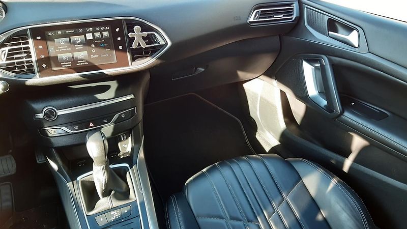 Peugeot 308 SW 1.6 BlueHDI Allure AUT - fotka 18 z 32