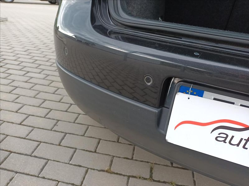 Volkswagen Golf 1,6 MPI,75KW,VÝHŘEV,DIGIKLIMA - fotka 32 z 39