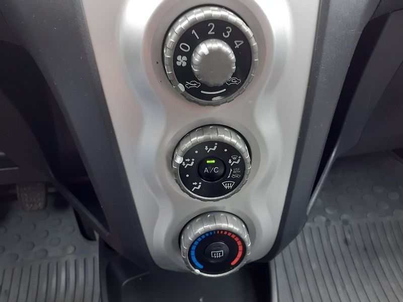 Toyota Yaris (2008) 1.3 i KLIMA ČR - fotka 11 z 27