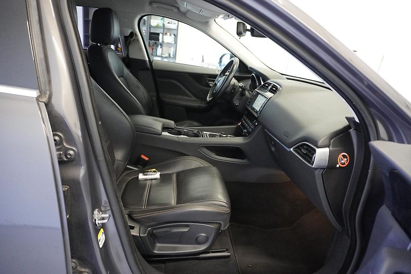 Jaguar F-Pace 2.0D 132kW PRESTIGE - fotka 23 z 28