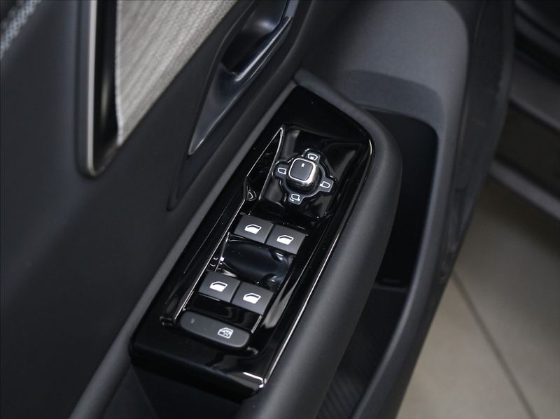 Citroën C5 X 1,6 PT 133kW Shine Paměť 31tkm - fotka 19 z 27