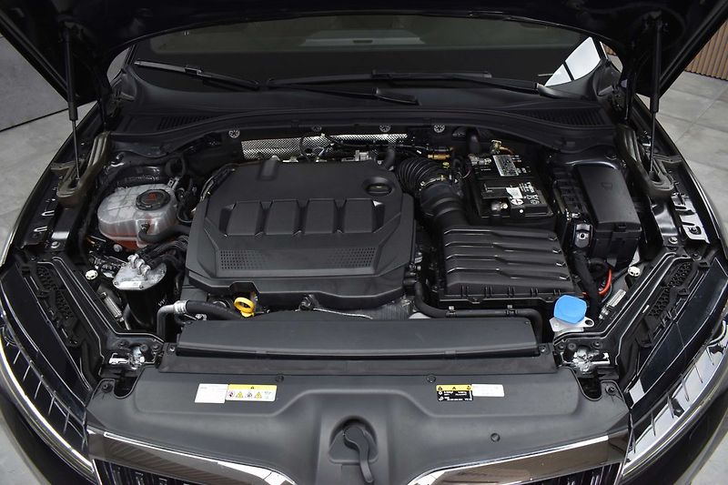 Škoda Superb TDI 147kW 4x4*L&K*WEBASTO*ČR 1 - fotka 43 z 48