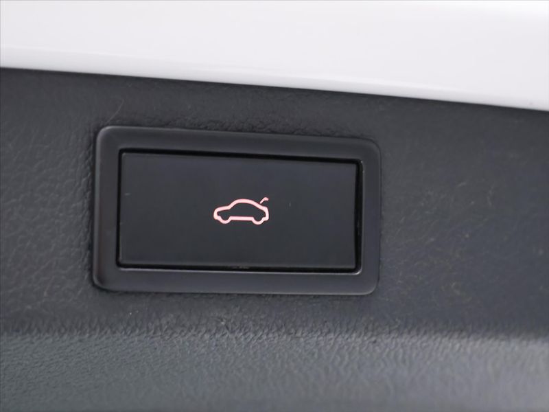 Škoda Superb 1,6 TDI Style 1.maj servis kn. - fotka 10 z 29