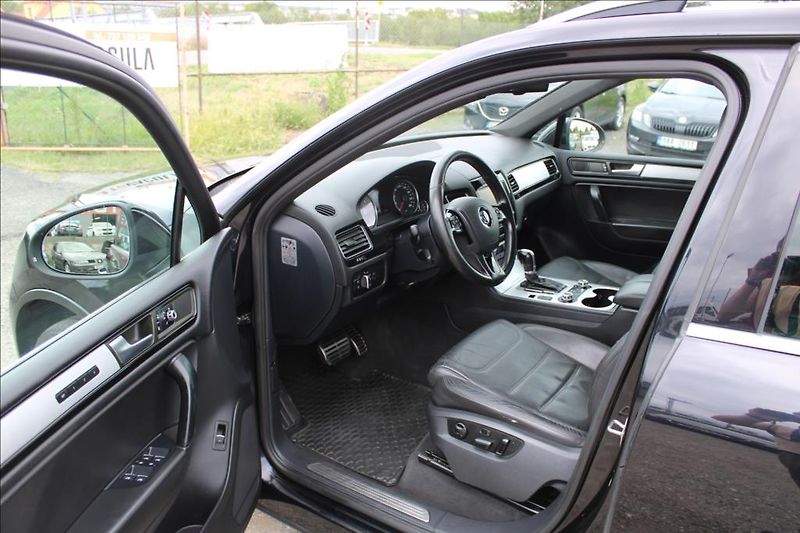 Volkswagen Touareg 3,0 TDi  4 x 4, AUTOMAT, DPH - fotka 9 z 40