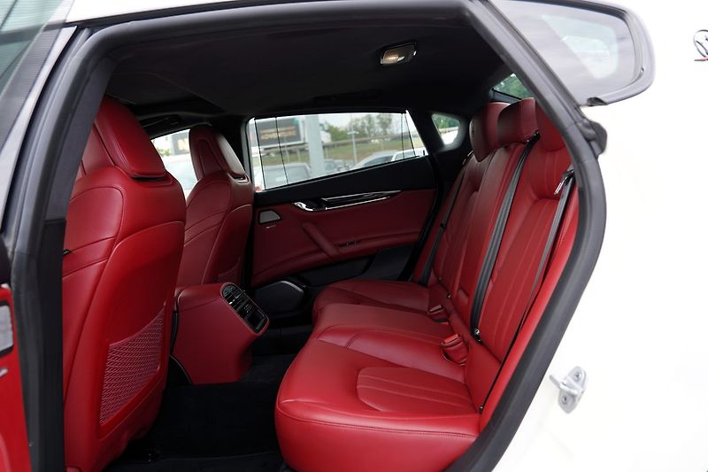 Maserati Quattroporte S Q4 3.0i V6/410 PS/automat/B& - fotka 30 z 50