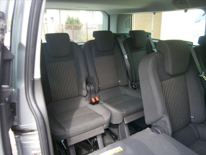 Ford Tourneo Custom 2,2 TDCI 114 KW  TITANIUM - fotka 10 z 21