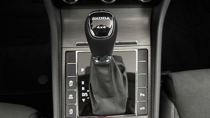 Škoda Superb 2.0 TDI DSG 4x4 Scout Combi - fotka 27 z 34
