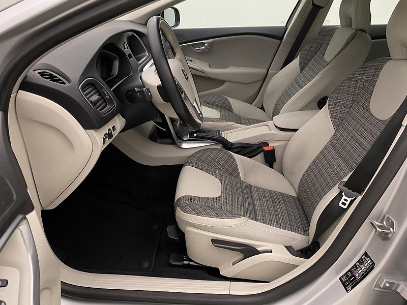 Volvo V40 CC D3 MOMENTUM AUT  - fotka 2 z 43